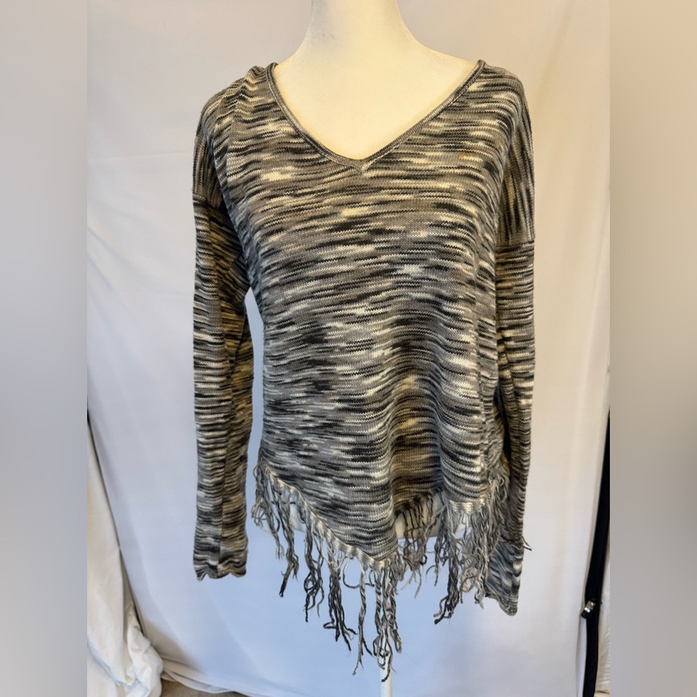 Billabong size medium black grey/white v-neck sweater fringe bottom